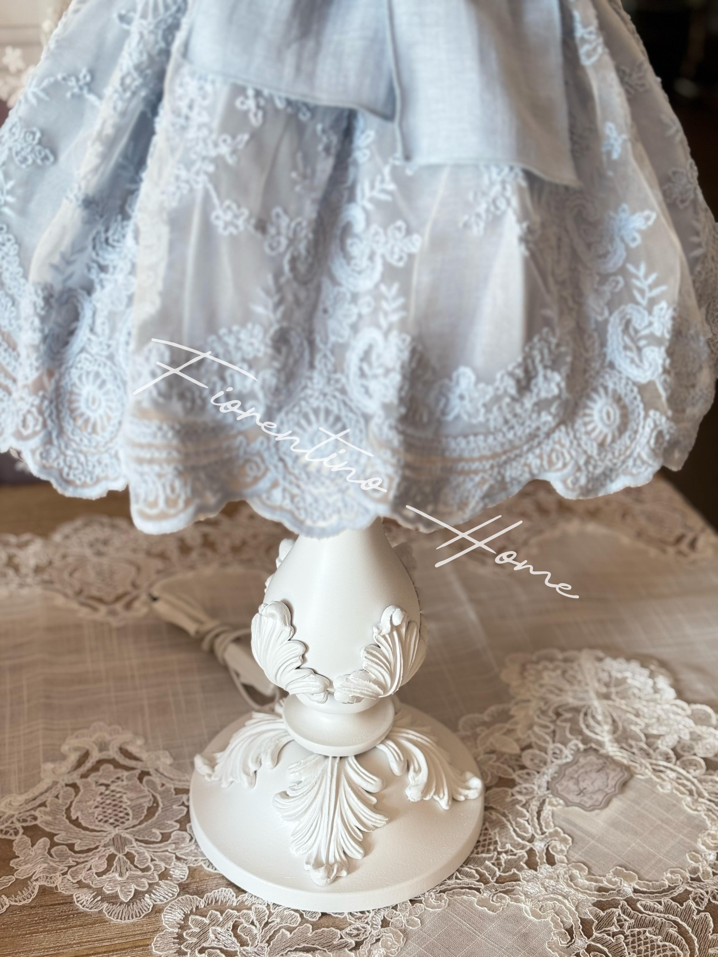 Lume in legno con fregi c/paralume sartoriale romantico Roccoco' - H.60 cm - Charme Home Textile